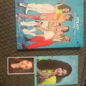 Itzy Itz Icy Album w/ PCs